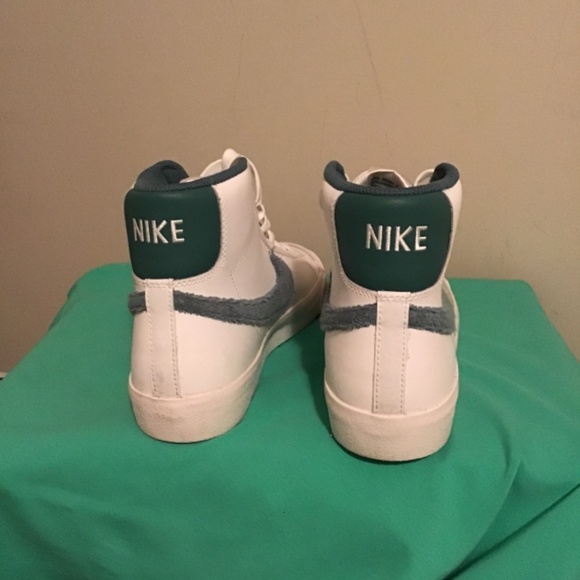 Nike’s youth size 5.5Y, clean, pre-owned, see photos, leather high tops - Picture 2 of 6
